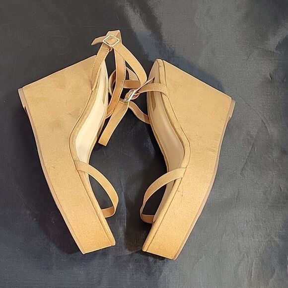 FOREVER 21 SUEDE WEDGE ROUND OPEN TOE ANKLE & ADJUSTABLE BUCKLE STRAP SANDAL - Picture 11 of 15